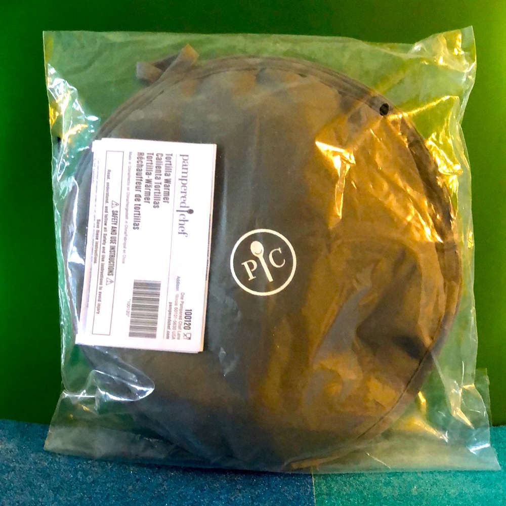 NWT Pampered Chef tortilla warmer